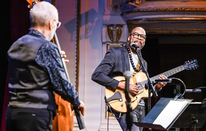 Dave Holland i Lionel Loueke. 28 na Bielskej Zadymce Jazzowaej– Orlen Jazz Festiwal, 19 marca 2026 r. // Fot. Paweł Sowa / Wydział Prasowy UMBB
