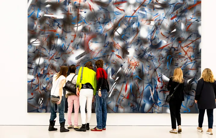 Widok wystawy „Kairos / Wariacje duchologiczne” Julie Mehretu, nz praca Julie Mehretu, „They departed for their own country another way” [Inną drogą powrócili do ziemi swojej], 2023 r., kolekcja Fundacji YAGEO (Tajwan) // materiały prasowe MSN