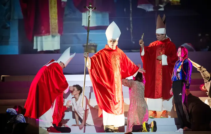 Scena ze spektaklu "Wyzwolenie", reżyseria Maja Kleczewska. Kraków, 2026 r. // Fot. Bartek Barczyk i Jaonna Siwiec // Teatr im Juliusza Słowackiego