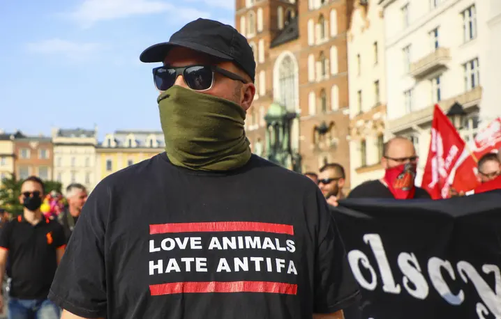 „Lubię zwierzęta, nienawidzę Antify". Na marszu prawicy, Rynek Głowny Kraków, sierpień 2020 r. // fot. Beata Zawrzel / NurPhoto / Getty Images