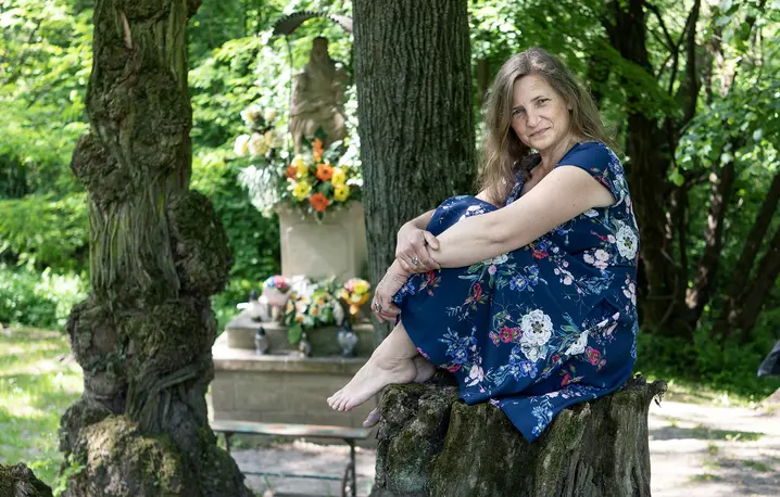 Sabina Jakubowska przy źródle świętej Anny na wzgórzu Bocheniec. Jadowniki, czerwiec 2022 r. // Fot. Grażyna Makara