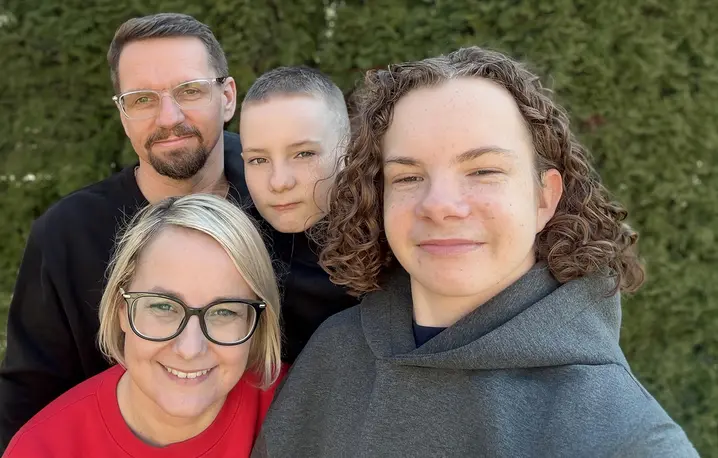 Gustaw Bronk z rodzicami Martą i Piotrem oraz młodszym bratem Władkiem. Gdańsk, marzec 2026 r. // Fot. archiwum prywatne