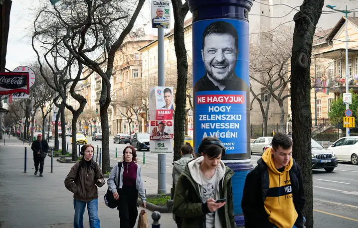 „Nie pozwól, aby Zełenski śmiał się ostatni” – taki przekaz widzą codziennie mieszańcy Budapesztu na reklamach wyborczych Fideszu. Węgry, 19 marca 2026 r. // Fot. Jaap Arriens / NurPhoto / Getty Images