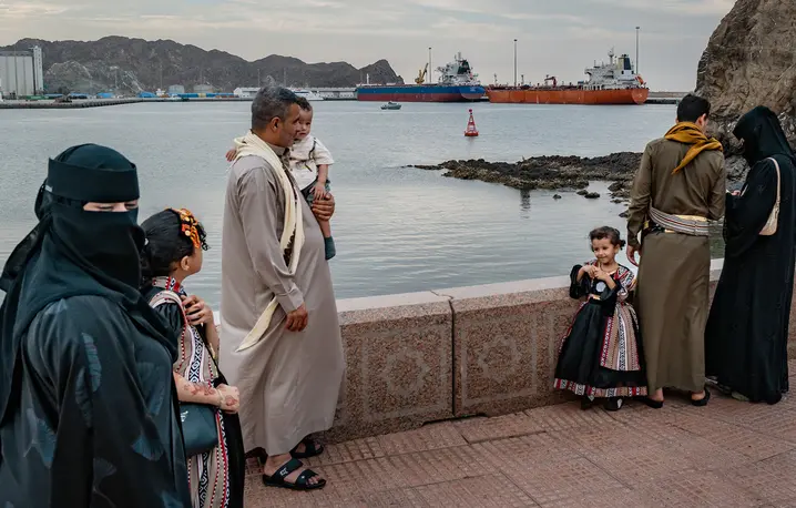 Widok na cieśninę Ormuz i tankowce w mieście Maskat, stolicy Omanu. 30 marca 2026 r. // Fot. Elke Scholiers / Getty Images