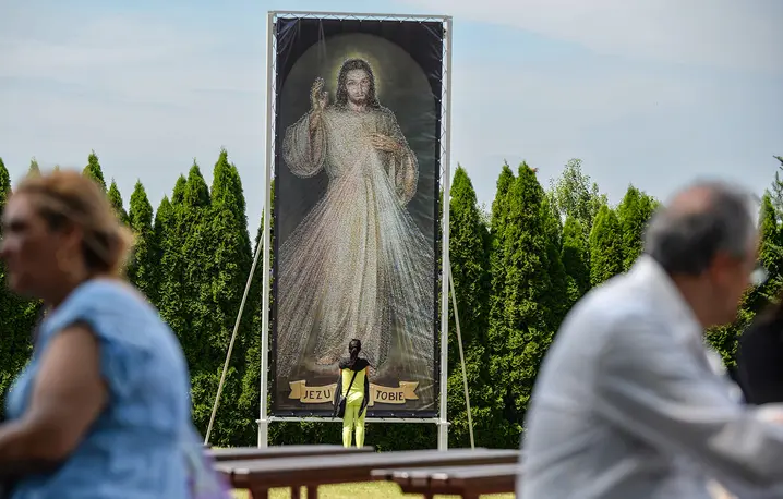 Portret Jezusa Miłosiernego utworzony z 15 tys, zdjęć wiernych, Sanktuarium Bożego Miłosierdzia w Łagiewnikach, lipiec 2016 r. // Fot. Piotr Guzik / Forum