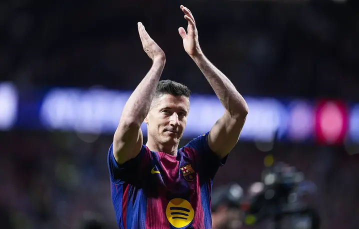 Robert Lewandowski świętuje zwycięstwo podczas meczu pomiędzy Atletico de Madrid i FC Barcelona. Madryt, 4 kwietnia 2026 r. // Fot. Oscar J. Barroso / Zuma Press / Forum