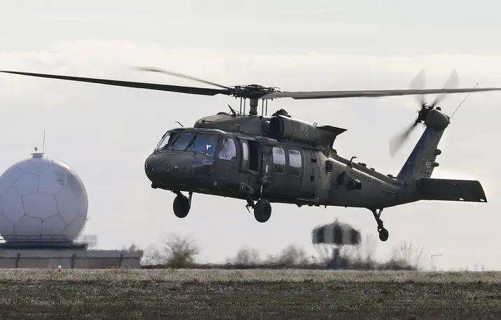 Amerykański wojskowy śmigłowiec Black Hawk w bazie lotniczej Mihail Kogălniceanu nad Morzem Czarnym. Rumunia, 25 listopada 2025 r. // Fot. Robert Ghement / EPA / PAP