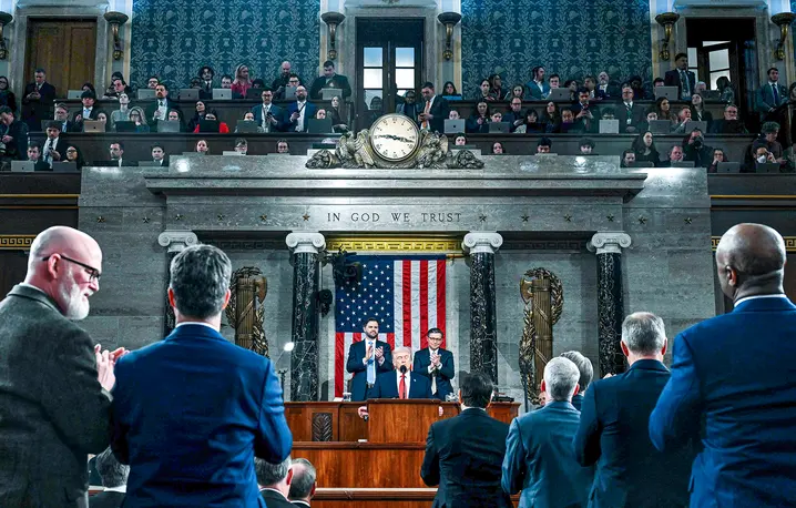 Donald Trump wygłasza orędzie o stanie państwa na Kapitolu pod inskrypcją „W Bogu pokładamy ufność”, Waszyngton, 24 lutego 2026 r. // Fot. Kenny Holston / The New York Times / POOL / AFP / East News