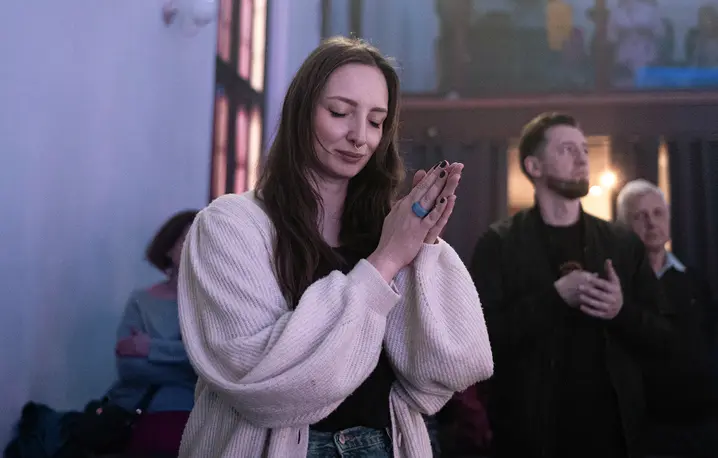 Irmina Wolniak, „pastorowa od emocji” z wiernymi Kościoła Radość w Gdańsku. Kwiecień 2024 r. // Fot. Kamil Jasiński dla „TP”