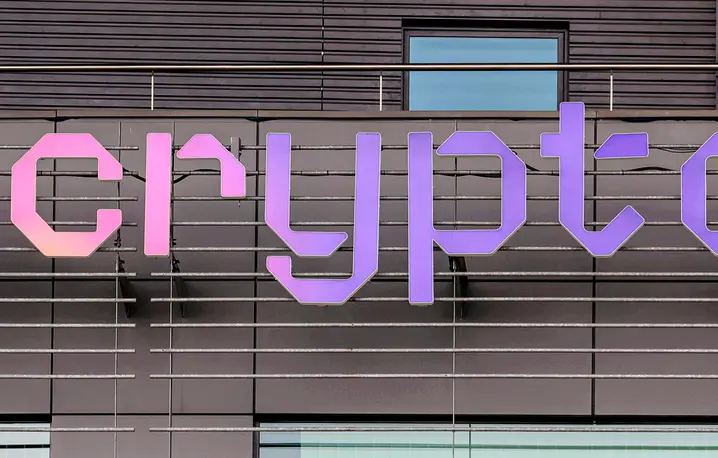 Logo ZondaCrypto na elewacji siedziby Polskiego Komitetu Olimipijskiego. ZondaCrypto jest sponsorem generalnym PKOl oraz Olimpijskiej Reprezentacji Polski. Warszawa, 8 kwietnia 2026 r. // Fot. Wojciech Olkuśnik / East News