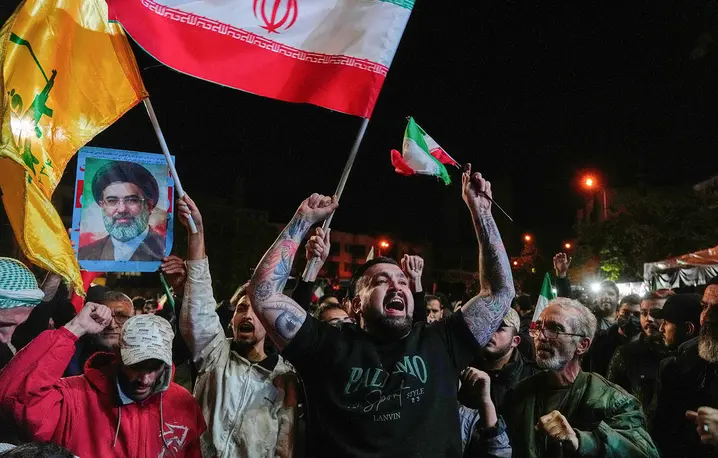 Prorządowi demonstranci na ulicach Teheranu po ogłoszeniu dwutygodniowego zawieszenia broni w wojnie ze Stanami Zjednoczonymi i Izraelem. Iran, 8 kwietnia 2026 r. // Fot. Vahid Salemi / AP Photo / East News