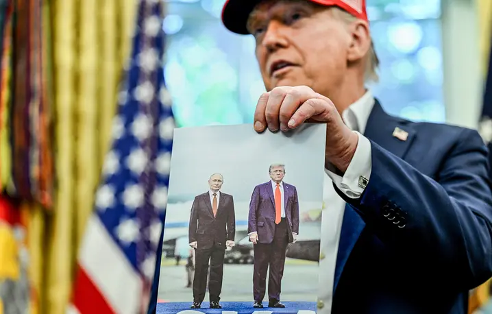 Prezydent Donald Trump z pamiątkowym zdjęciem z Alaski. Waszyngton, 22 sierpnia 2025 r. // Fot. Annabelle Gordon / UPI / Bloomberg / Getty Images