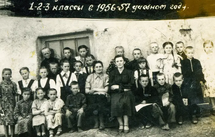 Uczniowie klas I, II i III szkoły siedmioletniej w Krasnodolsku, w roku szkolnym 1956–1957. Krasnodolsk, Kazachska SRS, lata 50. XX wieku. // prywatne archiwum Dmitriy Panto