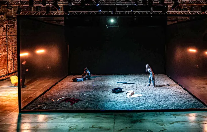 Spektakl AUTENTIK, reż. Norbert Rakowski. Teatr im. Jana Kochanowskiego w Opolu // Fot. Magdalena Cyzik / materiały prasowe