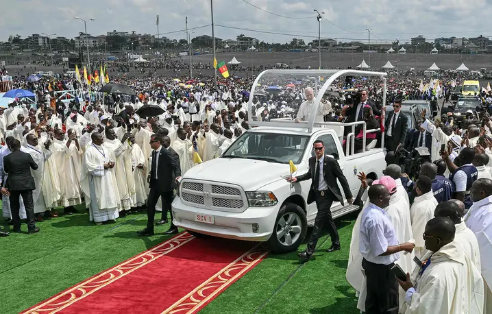 Papież Leon XIV podczas mszy świętej na stadionie w Duali w Kamerunie, 17 kwietnia 2026 r. // Fot. Alberto Pizzoli / AFP / East News 