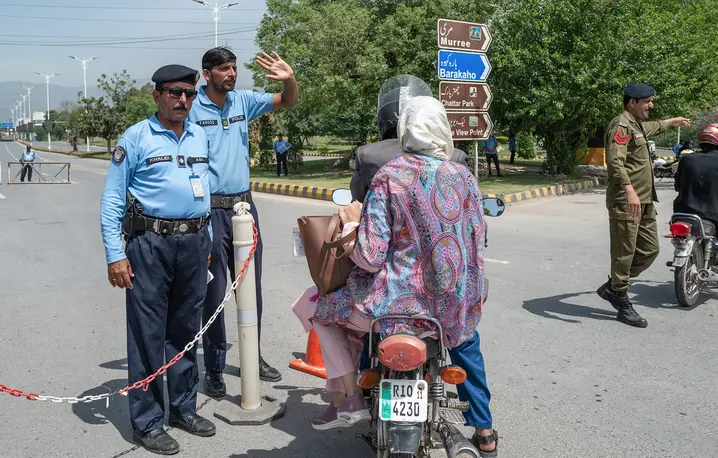 Punkty kontrolne na drodze prowadzącej do hotelu Serena przed spotkaniem przedstawicieli USA i Iranu. Islamabad, Pakistan, 20 kwietnia 2026 r. // Fot. Rebecca Conway / Getty Images
