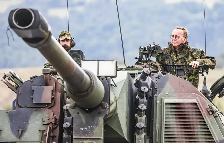 Minister Pistorius (z prawej) wśród żołnierzy Bundeswehry, 2024 r. // Fot. Christopher Neundorf / EPA / PAP 