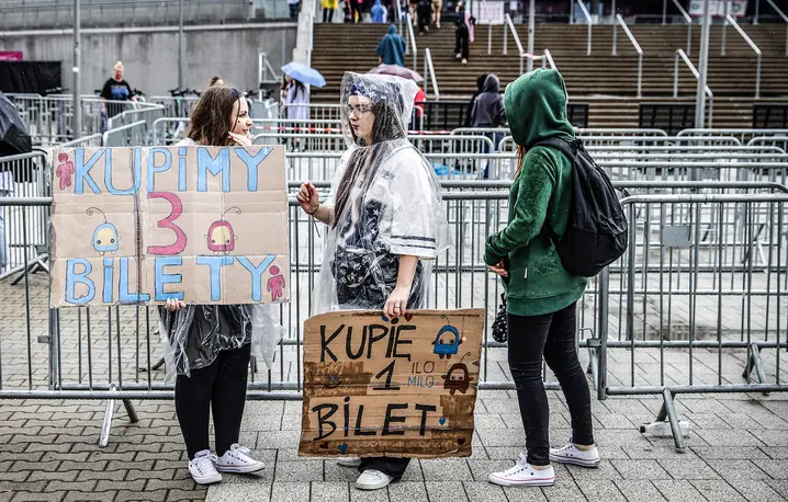 Fani przed koncertem Billie Eilish w Krakowie, 3 czerwca 2025 r. // Fot. Jakub Włodek / Agencja Wyborcza.pl 