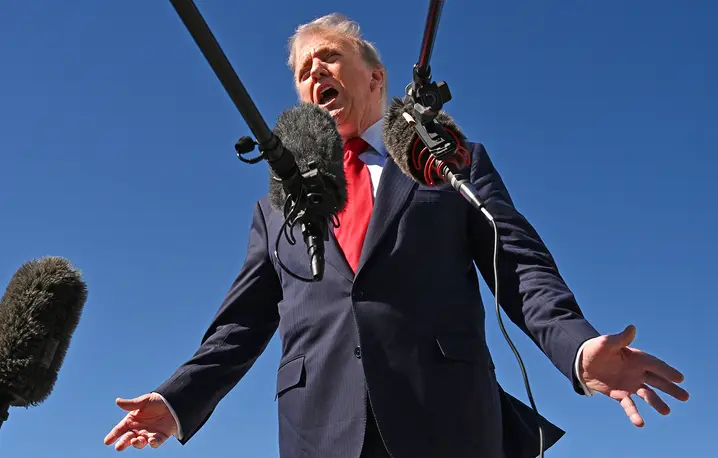 Donald Trump na lotnisku Palm Beach na Florydzie, 31 października 2025 r. // Fot. Roberto Schmidt / AFP / East News