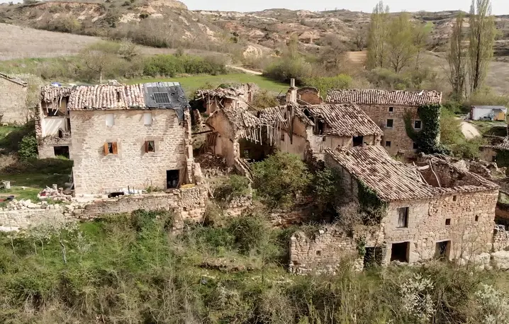 Hiszpańska wieś Bárcena de Bureba w prowincji Burgo wystawiona na sprzedaż. W 2023 r. wieś oficjalnie trafiła do pary Holendrów: Maaike Geurts i Tibora Strausza // Fot. Agnieszka Zielińska 