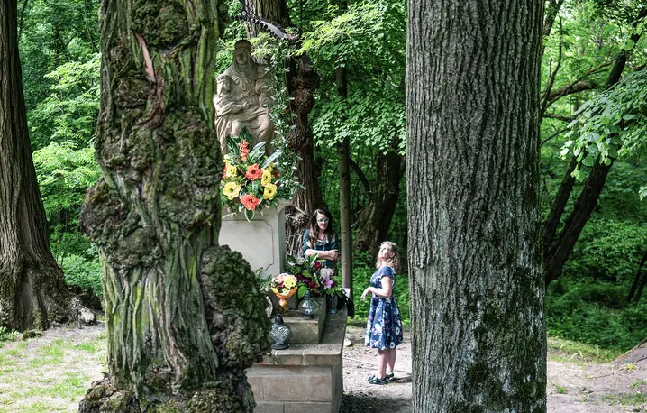 Przy źródle świętej Anny na wzgórzu Bocheniec w Jadownikach // Fot. Grażyna Makara