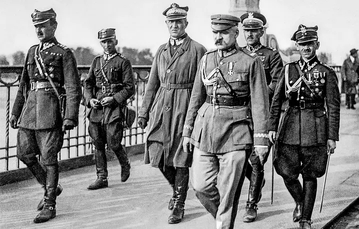 Marszałek Józef Piłsudski przed spotkaniem z prezydentem RP Stanisławem Wojciechowskim na moście Poniatowskiego. Warszawa, 12 maja 2026 r. Od lewej: Kazimierz Stamirowski, Marian Żebrowski, Gustaw Orlicz-Dreszer, Józef Piłsudski, Tadeusz Jaroszewicz i Michał Galiński. // Fot. Wikipedia