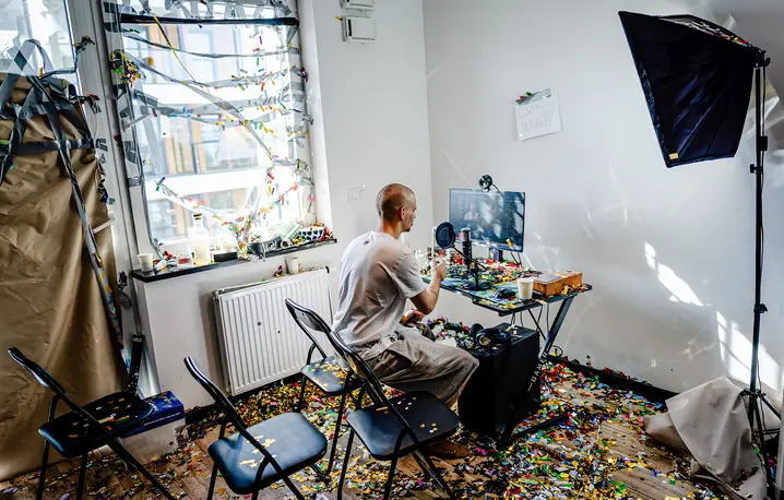 Patryk Garkowski, znany jako Latwogang podczas swojej rekordowej zbiórki. Warszawa, 26 kwietnia 2026 r. // Fot. Filip Naumienko / Reporter