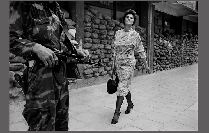 Meliha Varešanović w codziennej drodze do pracy podczas oblężenia Sarajewa, 1994 r. // Fot. Tom Stoddart / Getty Images