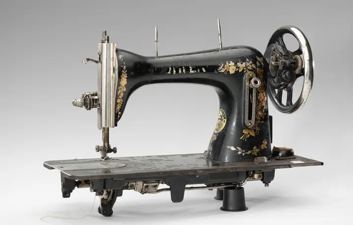 Maszyna do szycia Rożniaty // Iwo Książek / Muzeum Historii Żydów Polskich POLIN