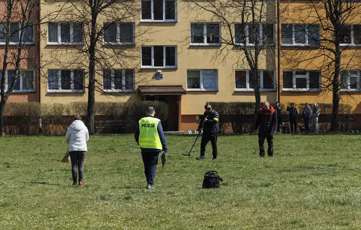 Policyjne poszukiwania śladów strzelaniny w Bystrzycy Kłodzkiej, 11 kwietnia 2026 r. // fot. TOMASZ GOLLA/AGENCJA SE/East News