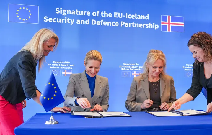 Szefowa unijnej dyplomacji Kaja Kallas (z lewej) i szefowa islandzkiego MSZ Þorgerður Katrín Gunnarsdóttir podpisują w Brukseli umowę o współpracy między Unią a Islandią w sferze bezpieczeństwa i obrony. Umowa ma pomóc także w ochronie infrastruktury na dnie Atlantyku. Bruksela, 18 marca 2026 r. // Fot. Virginia Mayo / AP Photo / East News