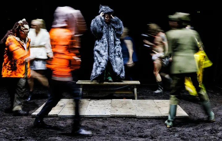 Przedstawienie „Prowadź swój pług przez kości umarłych” Olgi Tokarczuk, reż. Ewa Platt, Teatr Narodowy w Warszawie // Fot. Przemysław Jendroska / Archiwum Artystyczne Teatru Narodowego