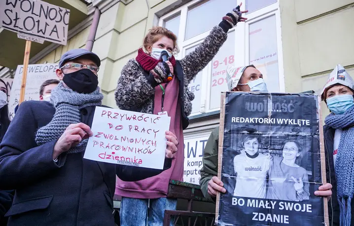 Agnieszka Mazuś wraz z innymi byłymi pracownikami redakcji „Dziennika Wschodniego” protestują przeciw likwidacji dziennika. Lublin, 3 marca 2021 r. // Fot. Małgorzata Genca / Polska Press / East News 