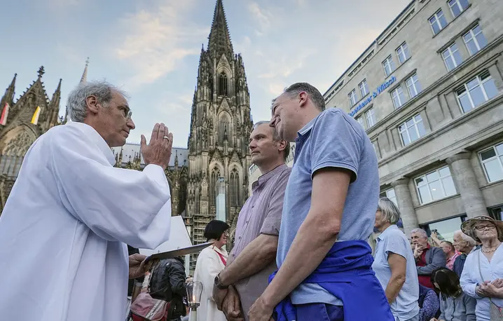 Pary jednopłciowe otrzymują błogosławieństwo podczas publicznej ceremonii przed Katedrą w Kolonii, 20 września, 2023 r. // Fot. Martin Meissner / AP Photo / East News