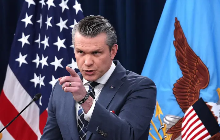 Sekretarz wojny Pete Hegseth podczas konferencji prasowej dotyczącej wojny w Iranie. Arlington, USA. 19 marca 2026 r. // Fot. Win McNamee / Getty Images