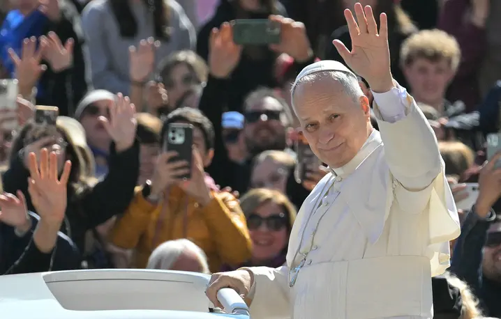 Papież Leon XIV podczas audiencji generalnej na placu Świętego Piotra.Watykan, 8 kwietnia 2026 r. // Fot. Tiziana Fabi / AFP / East News