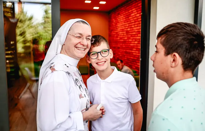 Siostra Eliza z Filipem i Kacprem. Broniszewice, sierpień 2025 r. // Fot. Krzysztof Szukalski / Dom Chłopaków w Broniszewicach