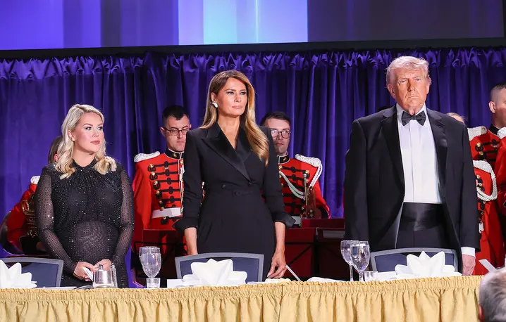 Karoline Leavitt rzeczniczka prasowa Białego Domu, w zaawansowanej ciąży, Melania Trump i prezydent USA na waszyngtońskiej gali, podczas której miała miejsce kolejna próba zamachu na Trumpa. 25 kwietnia 2026 r. // Fot. Kevin Mazur / Getty Images