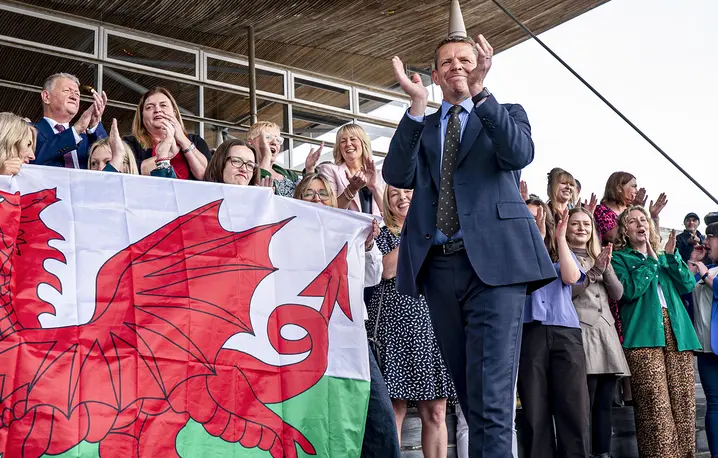 Rhun ap Iorwerth, lider Plaid Cymru, po zdobyciu największej liczby miejsc w wyborach do parlamentu walijskiego. Cardiff, 9 maja 2026 r. // Fot. Ben Birchall / PA / East News