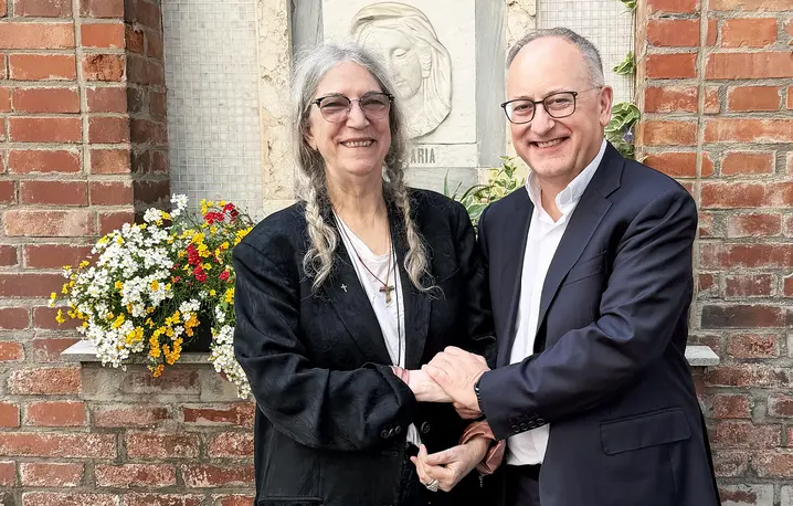 Patti Smith i O. Antonio Spadaro w ogrodzie klasztoru karmelitów bosych w Cannaregio (pawilon Stolicy Apostolskiej na 61. Biennale Sztuki Współczesnej w Wenecji), 8 maja 2026 r. // Fot. archiwum prywatne