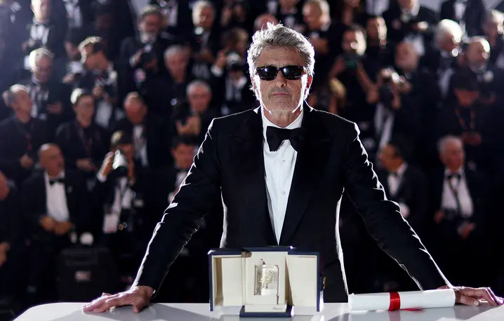 Paweł Pawlikowski z nagrodą za reżyserię filmu „Ojczyzna” na festiwalu filmowym w Cannes, 23 maja 2026 r. // Fot. Gonzalo Fuentes / Reuters / Forum