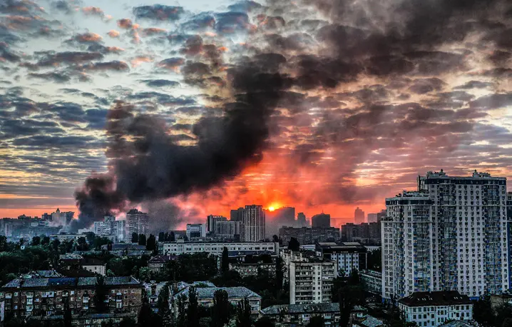 Kijów po rosyjskim ataku, 24 maja 2026 r. // Fot. Zoya Shu / AP / East News