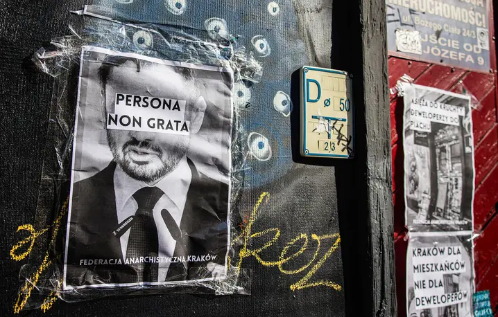Plakat z podobizną Aleksandra Miszalskiego podczas protestu przeciwko gentryfikacji dzielnicy Kazimierz. 1 marca 2026 r. // Fot. Beata Zawrzel / Reporter
