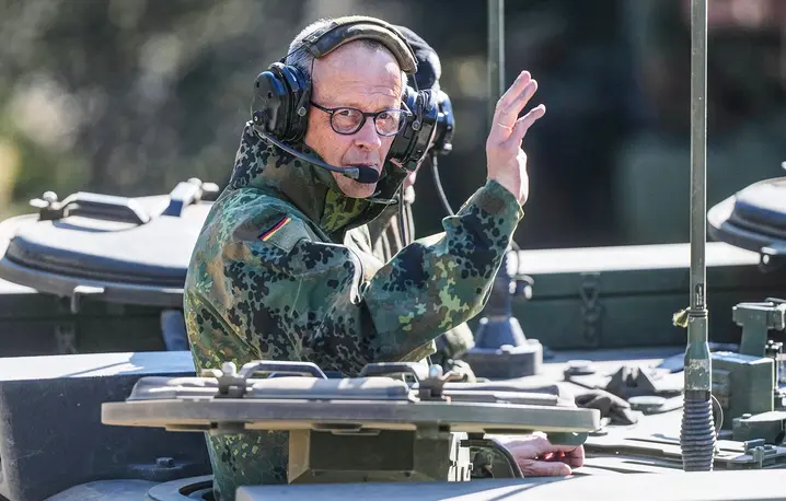 Friedrich Merz chce radykalnie zwiększyć wydatki Niemiec na obronność. Na zdjęciu: kanclerz wizytuje bazę Bundeswehry Münster, 30 kwietnia 2026 r. // Fot. Markus Schreiber / Associated Press / East News 