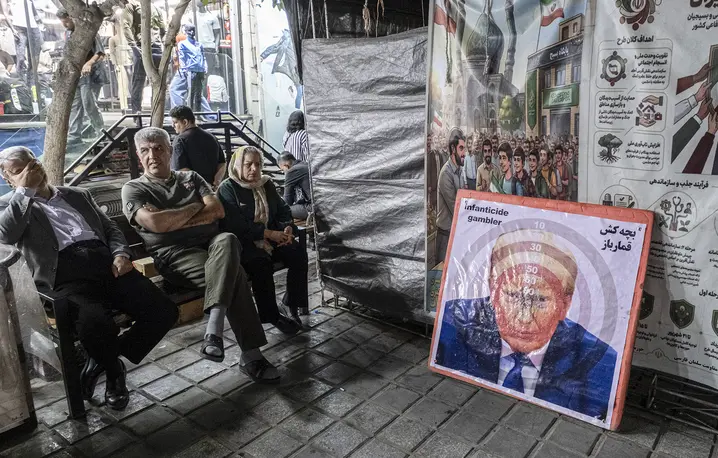 Ogródek kawiarni w Teheranie i tarcza do rzutek z portretem Donalda Trumpa. Iran, 22 maja 2026 r. // Fot. Morteza Nikoubazl / Getty Images