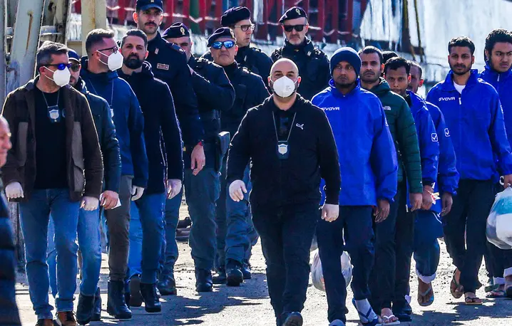 Migranci przywiezieni do portu w Shëngjin w Albanii, dokąd Włochy skierowały 49 osób do ośrodków recepcyjnych w ramach umowy między Włochami a Albanią o prowadzeniu procedur azylowych poza UE, 28 stycznia 2025 r. // Fot. Armando Babani / Matrix / Imago / East News 