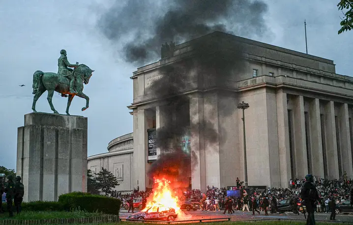 Samochód podpalony przez kibiców świętujących zwycięstwo PSG w finale Ligi Mistrzów UEFA. Paryż, 30 maja 2026 r. // Fot. Lou Benoist / AFP / East News