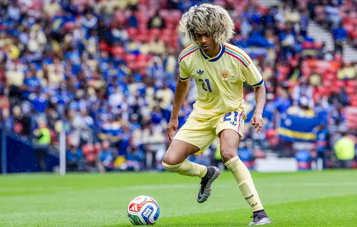 Reprezentant Curacao Tahith Chong w wyjazdowej koszulce swojej drużyny - jednej z najbardziej poszukiwanych przez kibiców tegorocznego mundialu, podczas meczu towarzyskiego ze Szkocją. Glasgow, 30 maja 2026 r. // Fot. Colin Poultney / imago sport / Forum