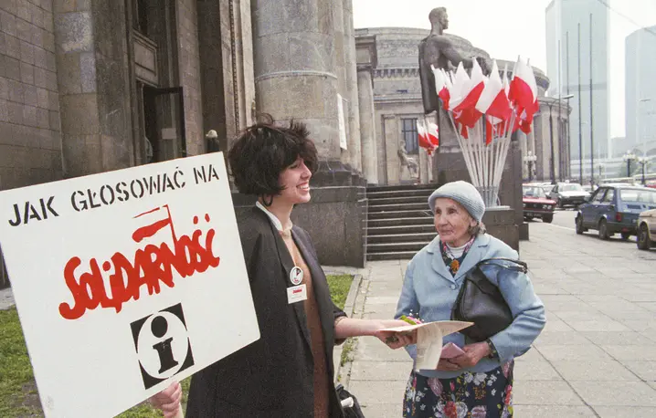Wybory parlamentarne do Sejmu Kontraktowego. Punkt informacyjny Komitetu Obywatelskiego Solidarność przed Pałacem Kultury i Nauki. Warszawa, 4 czerwca 1989 r. // Fot. Ireneusz Sobieszczuk / PAP