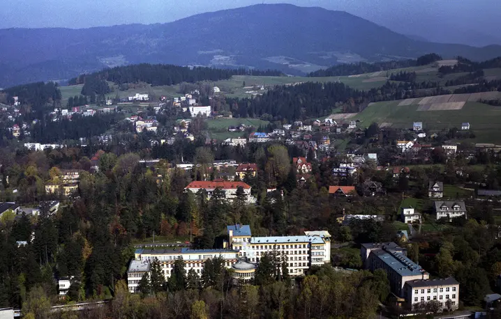 Widok na Śląski Ośrodek Rehabilitacji Dzieci im. W. Pstrowskiego (od 1990 roku Górnośląski Ośrodek Rehabilitacji Dzieci im. A. Szebesty) przy Dietla 5 w Rabce. Zdjęcie lotnicze z lat 1986-1987 // Fot. I.Sobieszczuk i L.Wróblewski / East News